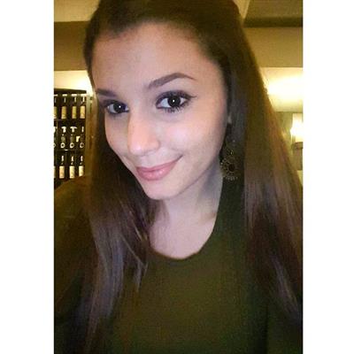 Carolina Neto taking a selfie