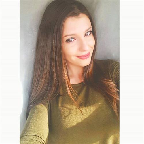 Carolina Neto taking a selfie