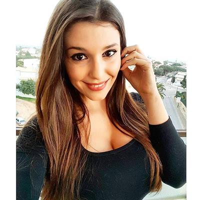 Carolina Neto taking a selfie