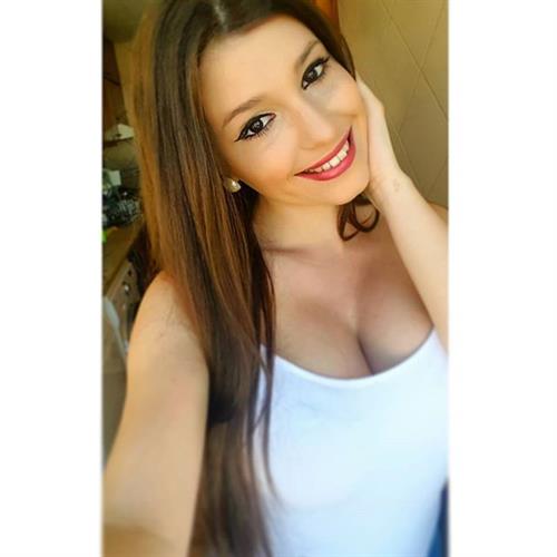 Carolina Neto taking a selfie