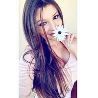 Carolina Neto taking a selfie