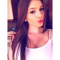 Carolina Neto taking a selfie