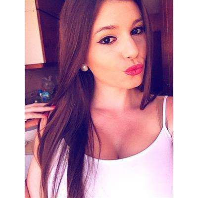 Carolina Neto taking a selfie