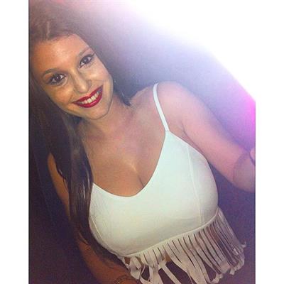 Carolina Neto taking a selfie