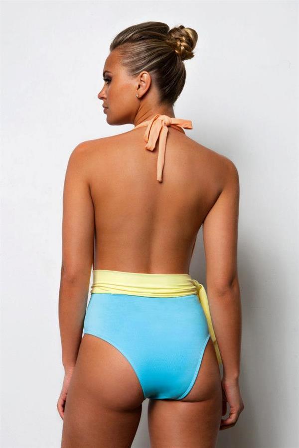 Elisandra Tomacheski in a bikini - ass
