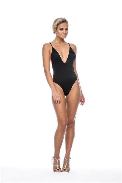 Elisandra Tomacheski in a bikini