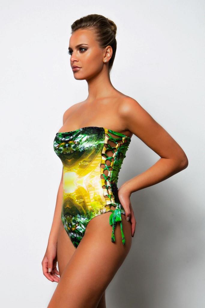 Elisandra Tomacheski in a bikini