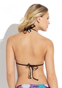 Elisandra Tomacheski in a bikini