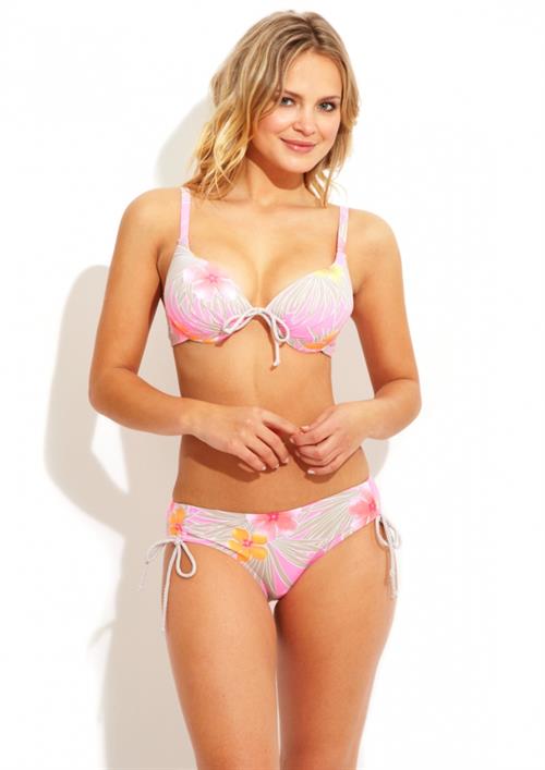 Elisandra Tomacheski in a bikini