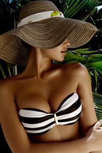 Elisandra Tomacheski in a bikini