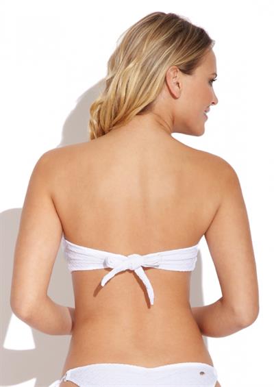 Elisandra Tomacheski in a bikini