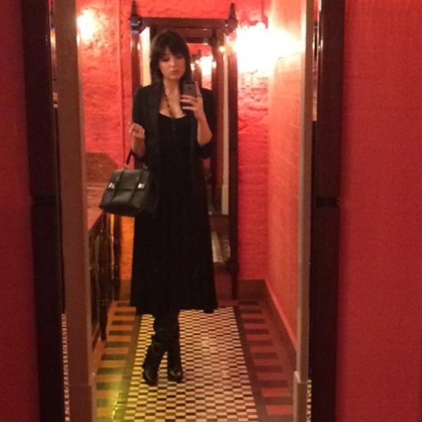 Daisy Lowe taking a selfie