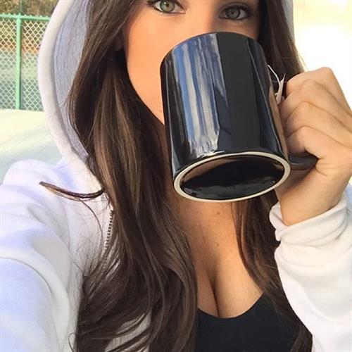 Jen Selter taking a selfie