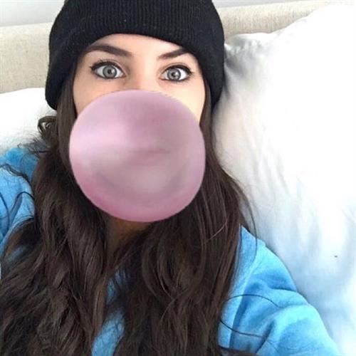 Jen Selter taking a selfie