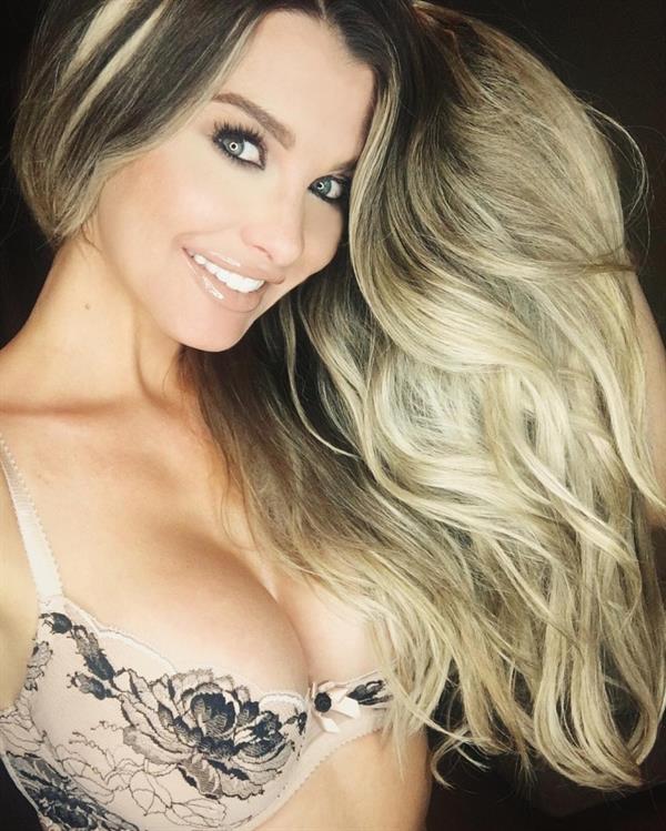 Emily Sears in lingerie taking a selfie