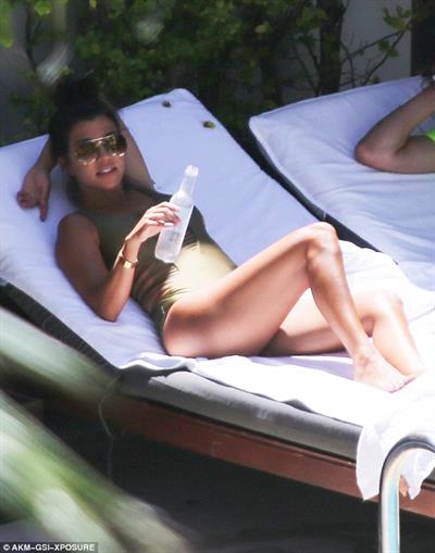 The curvy mom also immersed herself in the water before returning to her lounge to recline and relax once again.