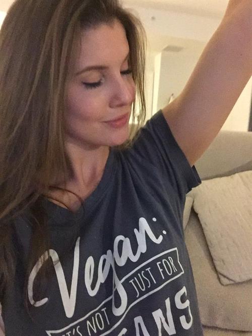 Amanda Cerny taking a selfie