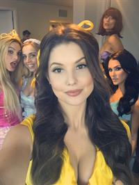 Amanda Cerny taking a selfie