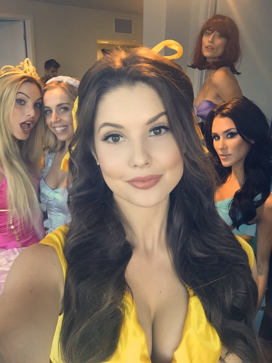 Amanda Cerny taking a selfie