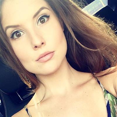 Amanda Cerny taking a selfie
