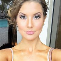 Amanda Cerny taking a selfie