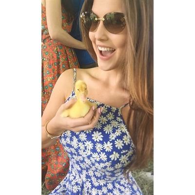 Amanda Cerny taking a selfie