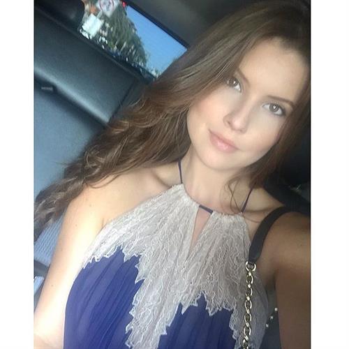 Amanda Cerny taking a selfie