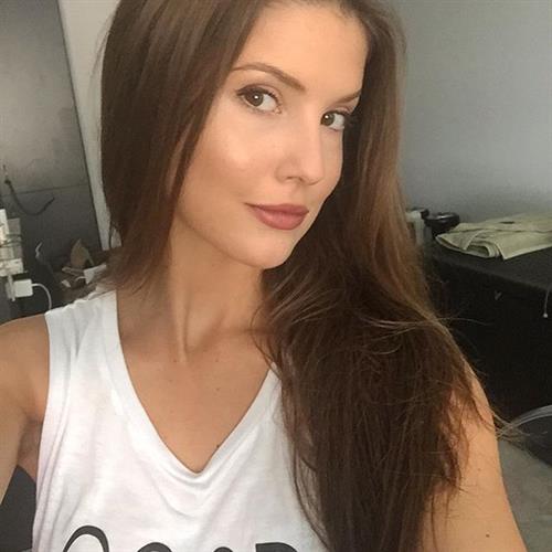 Amanda Cerny taking a selfie