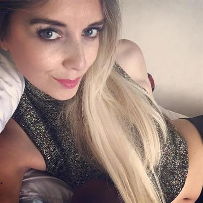 Kate Elizabeth Hallam taking a selfie