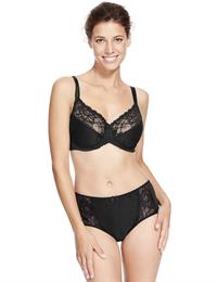 Lucy Bayet in lingerie