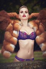 Dioni Tabbers in lingerie