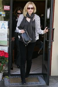 Laura Prepon out for lunch in Beverly Hills December 18, 2009
