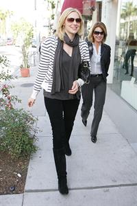 Laura Prepon out for lunch in Beverly Hills December 18, 2009