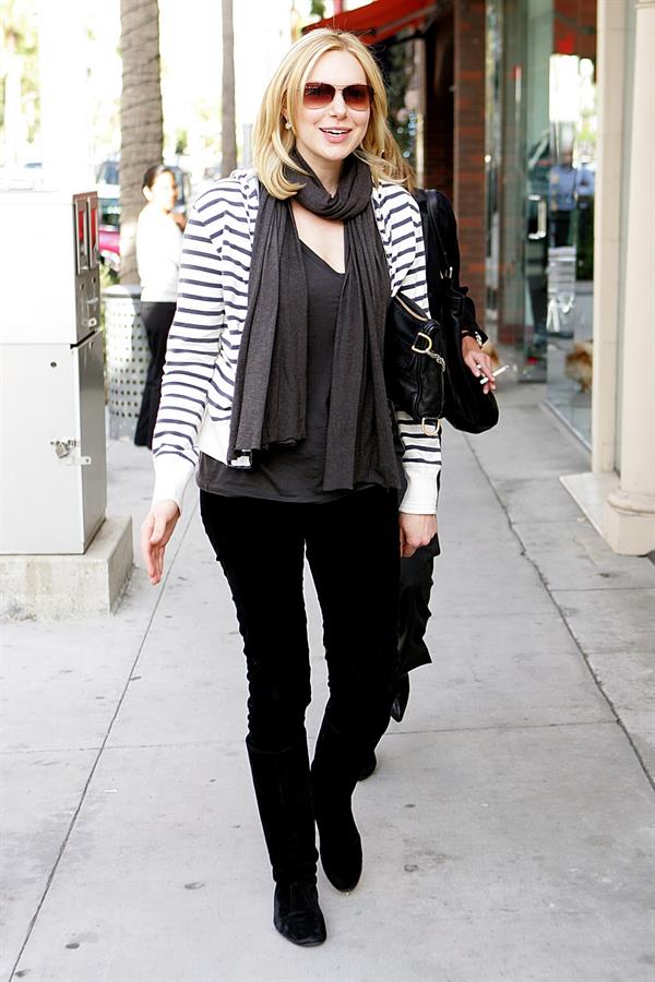 Laura Prepon out for lunch in Beverly Hills December 18, 2009