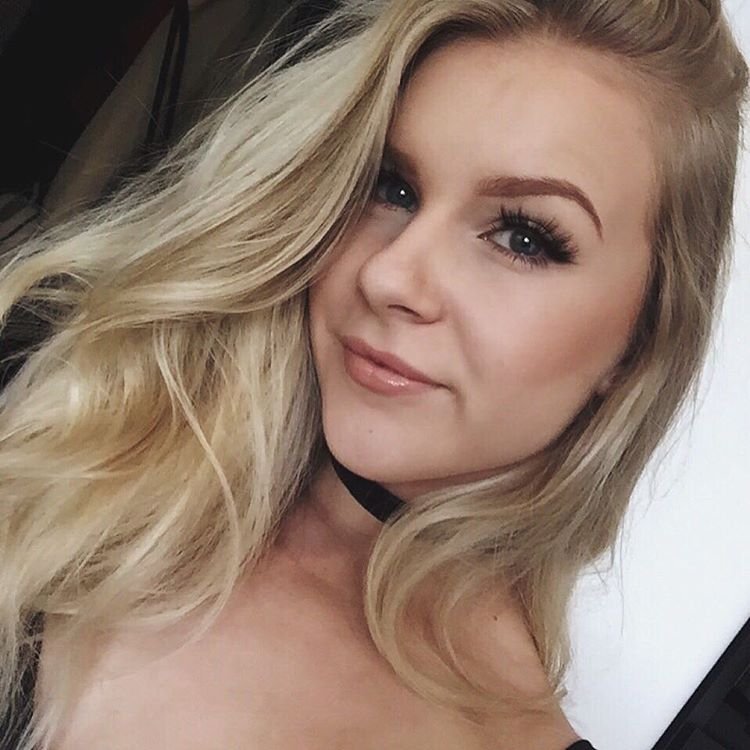 Amanda Bennett taking a selfie