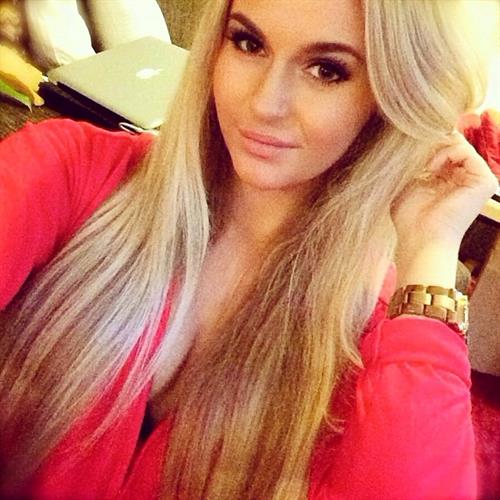 Anna Nyström taking a selfie