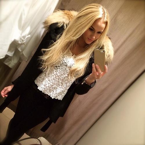 Anna Nyström taking a selfie