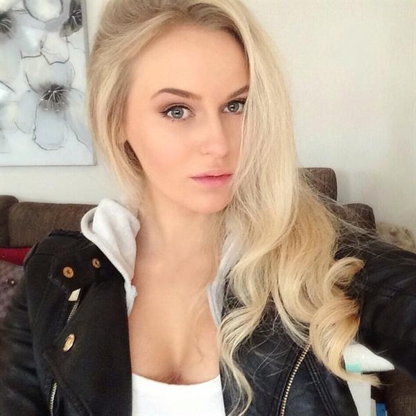 Anna Nyström taking a selfie