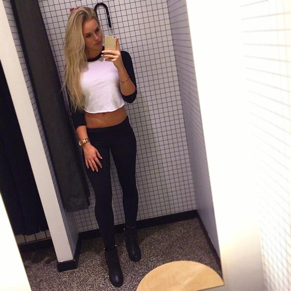 Anna Nyström taking a selfie