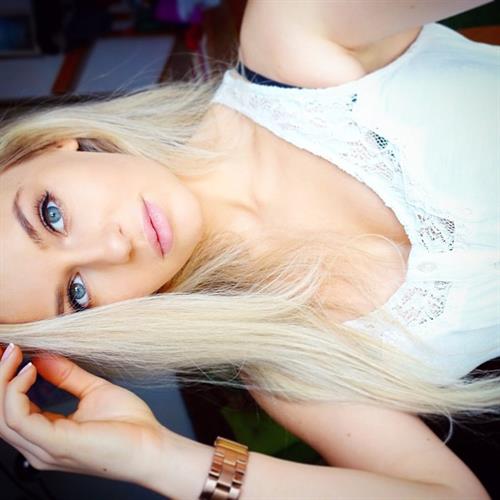 Anna Nyström taking a selfie