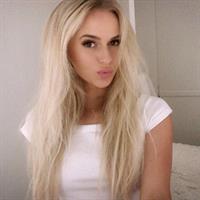 Anna Nyström taking a selfie