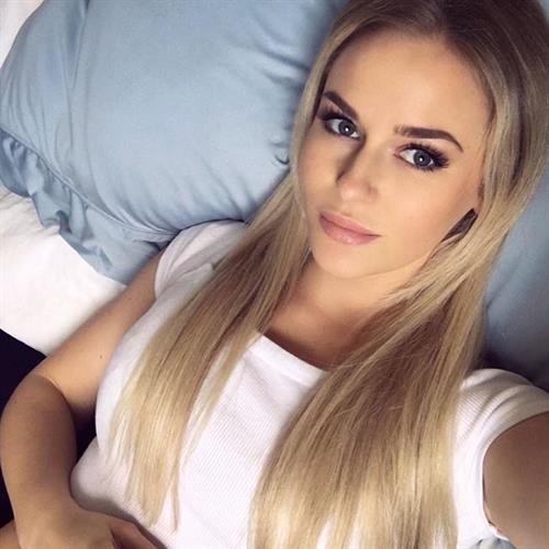 Anna Nyström taking a selfie