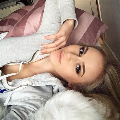 Anna Nyström taking a selfie