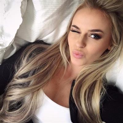 Anna Nyström taking a selfie