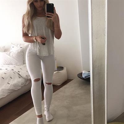 Anna Nyström taking a selfie