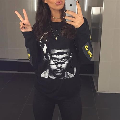 Ilfenesh Hadera taking a selfie