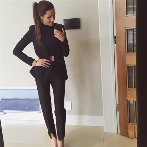 Kayla Itsines taking a selfie