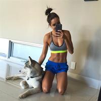 Kayla Itsines taking a selfie