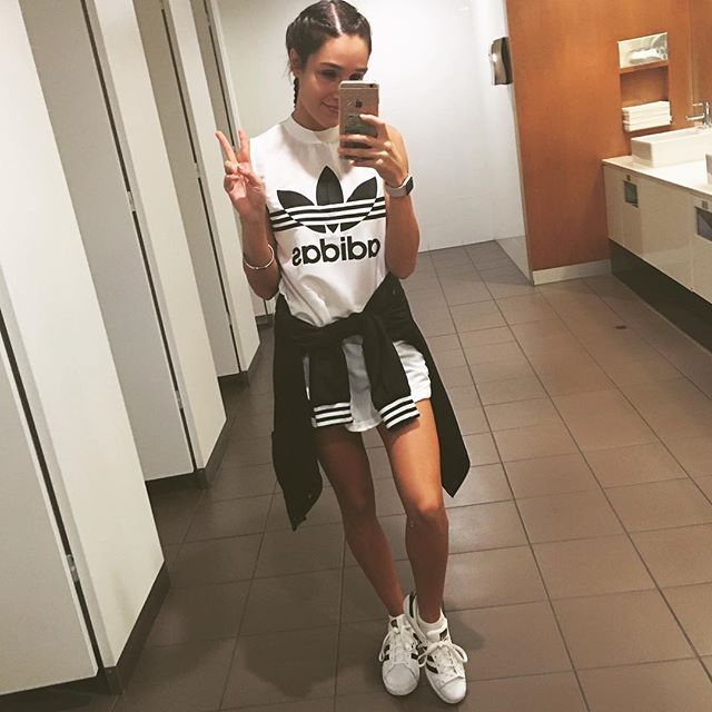 Kayla Itsines taking a selfie