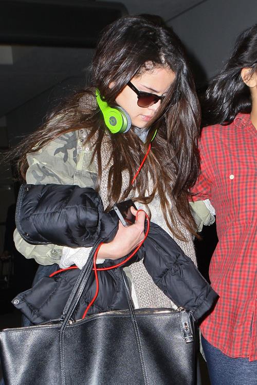 Selena Gomez Pictures Selena Gomez – LAX airport arrival in LA 1/5/13
